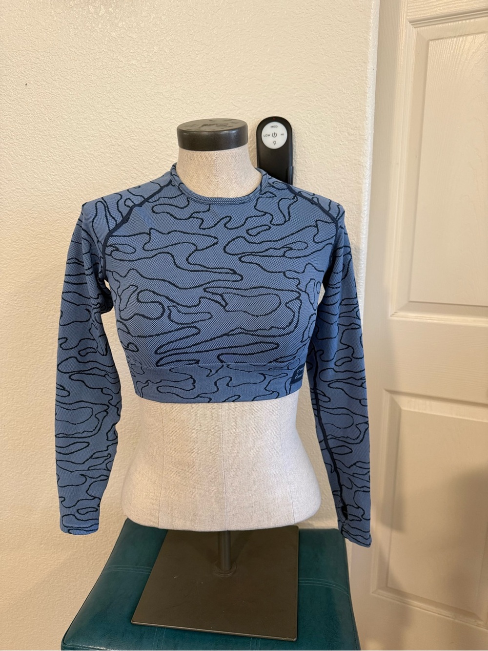 ECHT Blue Arise Camo Long-Sleeve Crop Top